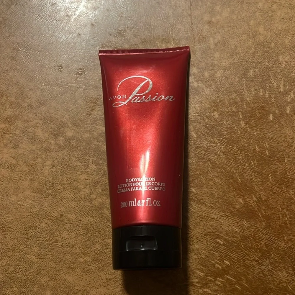 Avon passion body lotion lightly scented 200ml 6.7 fl oz new and unopened